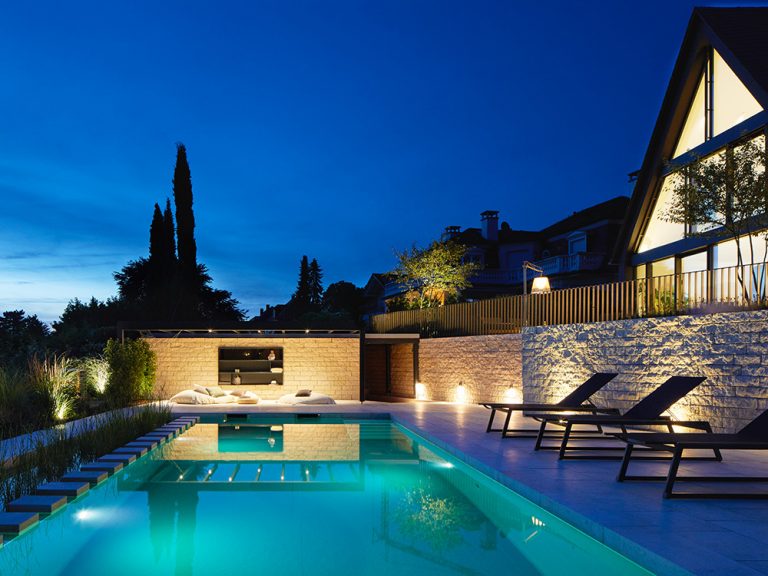 Neugestaltung einer 50er-Jahre Villa, Außenansicht mit Pool